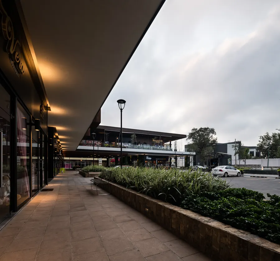 Fotografía del proyecto Plaza Altavista Paseo del portafolio LUCONSA: andador comercial con jardinera