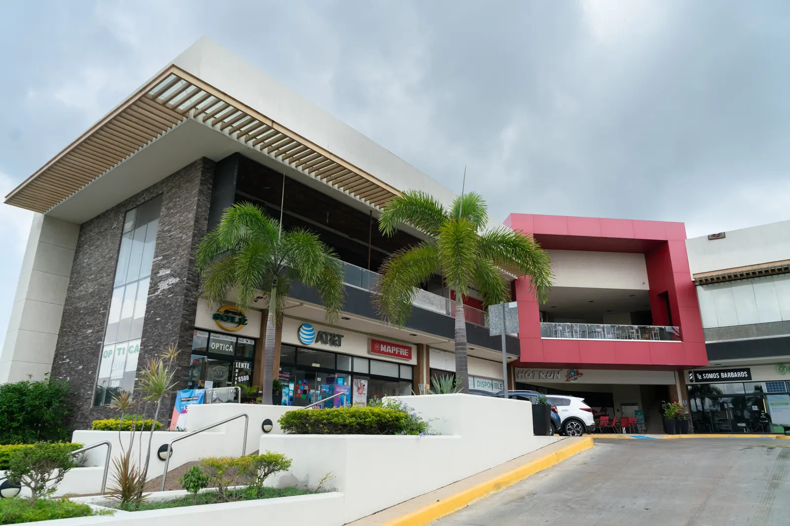 Fotografía del proyecto Plaza Rondinella del portafolio LUCONSA: fachada comercial con marco rojo