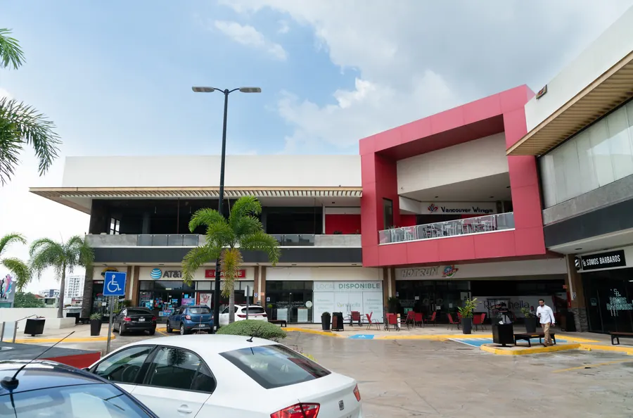 Fotografía del proyecto Plaza Rondinella del portafolio LUCONSA: frente comercial con estacionamiento