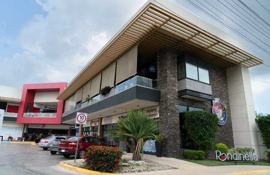 Fotografía del proyecto Plaza Rondinella del portafolio LUCONSA: esquina con muro de piedra y pérgola