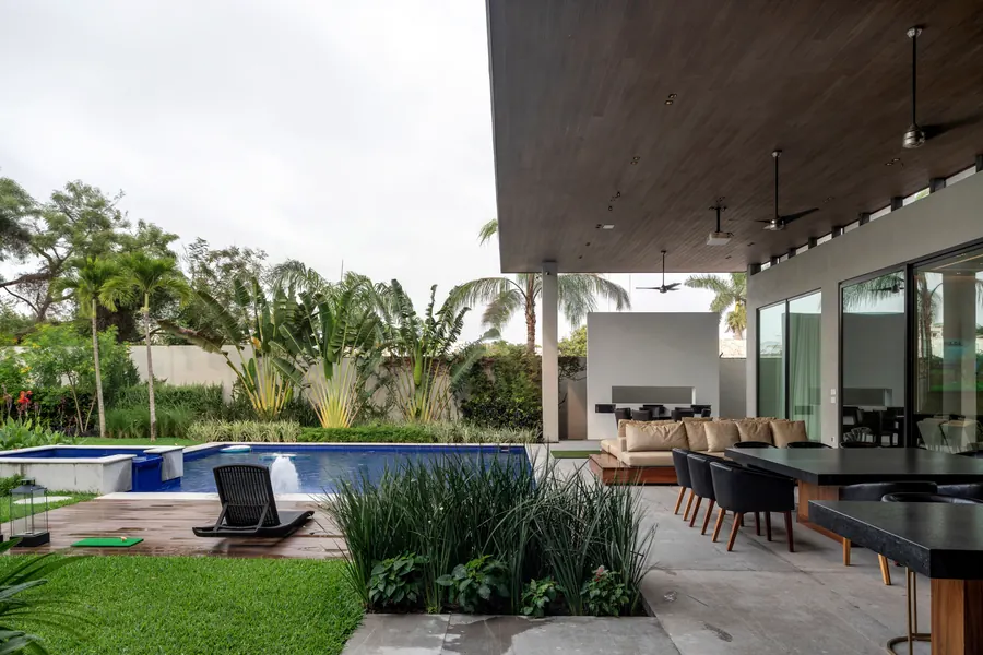 Fotografía del proyecto Residencias del portafolio LUCONSA: terraza con alberca y jardín bajo una losa en voladizo