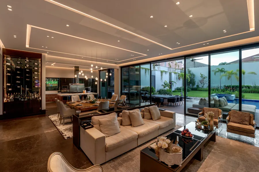 Fotografía del proyecto Residencias del portafolio LUCONSA: sala con ventanales hacia el jardín