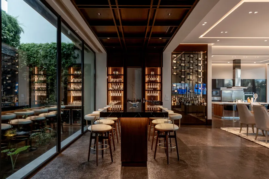 Fotografía del proyecto Residencias del portafolio LUCONSA: cocina y bar con cava iluminada