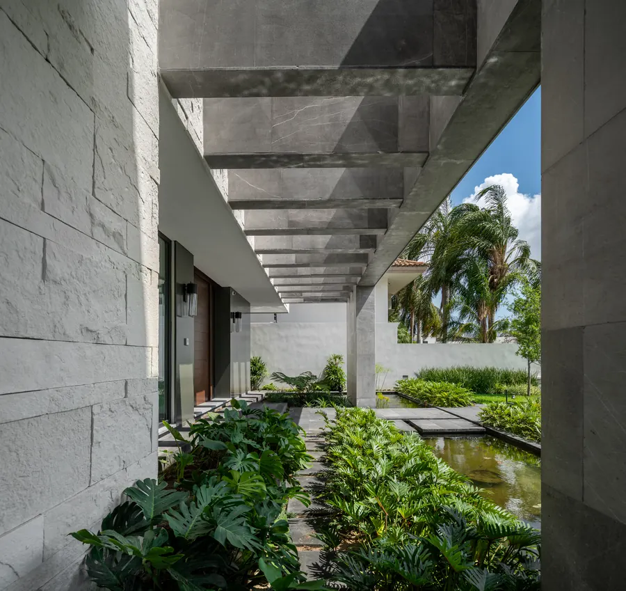 Fotografía del proyecto Residencias del portafolio LUCONSA: andador con espejo de agua y vegetación